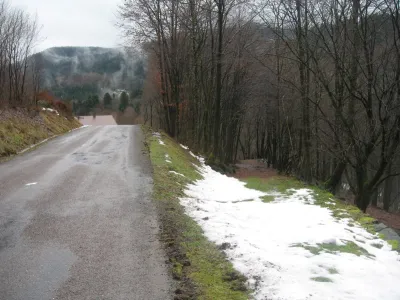 A 1,1 kms de l'embarquement secteur sur la route où se trouve le chemin qui descend à la rivière juste avant la 1ère gorge. Ce n'est pas ce chemin , c'est un plus petit juste avant.